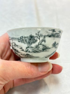 A pair of Chinese grisaille and iron-red 'landscape' cups and saucers, Yongzheng/Qianlong — photo 12