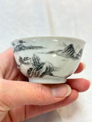 A pair of Chinese grisaille and iron-red 'landscape' cups and saucers, Yongzheng/Qianlong — photo 13