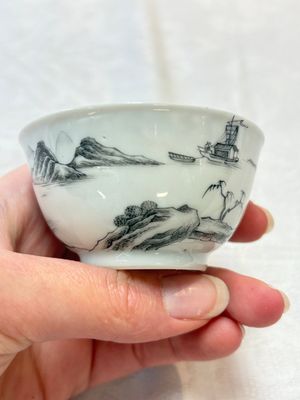 A pair of Chinese grisaille and iron-red 'landscape' cups and saucers, Yongzheng/Qianlong — photo 14