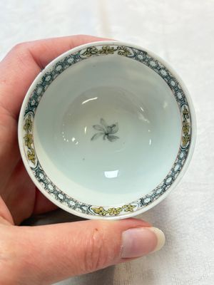 A pair of Chinese grisaille and iron-red 'landscape' cups and saucers, Yongzheng/Qianlong — photo 15