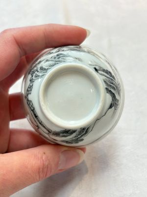 A pair of Chinese grisaille and iron-red 'landscape' cups and saucers, Yongzheng/Qianlong — photo 16