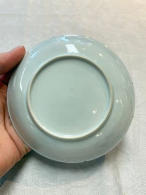 A pair of Chinese grisaille and iron-red 'landscape' cups and saucers, Yongzheng/Qianlong — photo 2
