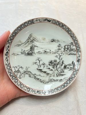 A pair of Chinese grisaille and iron-red 'landscape' cups and saucers, Yongzheng/Qianlong — photo 3