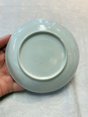A pair of Chinese grisaille and iron-red 'landscape' cups and saucers, Yongzheng/Qianlong — photo 4