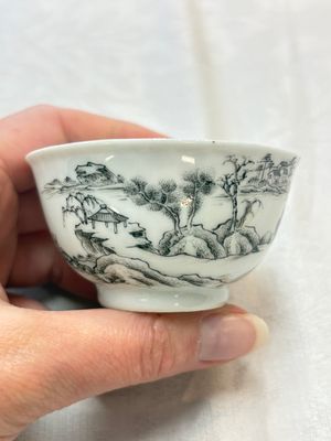 A pair of Chinese grisaille and iron-red 'landscape' cups and saucers, Yongzheng/Qianlong — photo 5