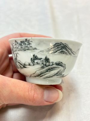 A pair of Chinese grisaille and iron-red 'landscape' cups and saucers, Yongzheng/Qianlong — photo 6