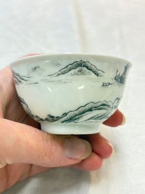 A pair of Chinese grisaille and iron-red 'landscape' cups and saucers, Yongzheng/Qianlong — photo 7