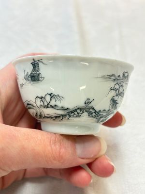 A pair of Chinese grisaille and iron-red 'landscape' cups and saucers, Yongzheng/Qianlong — photo 8