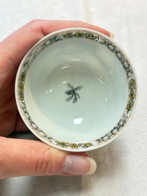 A pair of Chinese grisaille and iron-red 'landscape' cups and saucers, Yongzheng/Qianlong — photo 9
