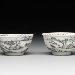A pair of Chinese grisaille and iron-red 'landscape' cups and saucers, Yongzheng/Qianlong — photo 4