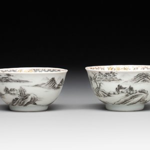 A pair of Chinese grisaille and iron-red 'landscape' cups and saucers, Yongzheng/Qianlong — photo 5