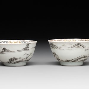 A pair of Chinese grisaille and iron-red 'landscape' cups and saucers, Yongzheng/Qianlong — photo 6