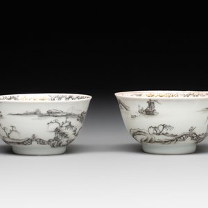 A pair of Chinese grisaille and iron-red 'landscape' cups and saucers, Yongzheng/Qianlong — photo 7