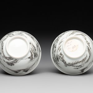 A pair of Chinese grisaille and iron-red 'landscape' cups and saucers, Yongzheng/Qianlong — photo 9