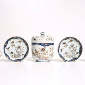 A pair of Chinese grisaille, gilt and iron red cups and saucers and a covered bowl, Qianlong — 照片 2