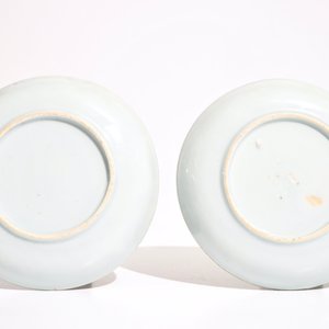 A pair of Chinese grisaille, gilt and iron red cups and saucers and a covered bowl, Qianlong — 照片 4