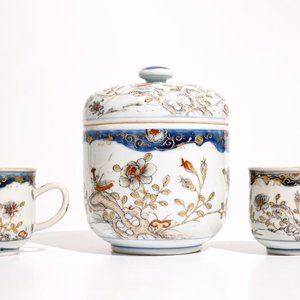 A pair of Chinese grisaille, gilt and iron red cups and saucers and a covered bowl, Qianlong — 照片 5