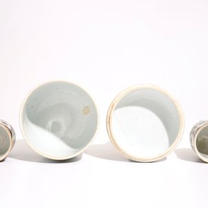 A pair of Chinese grisaille, gilt and iron red cups and saucers and a covered bowl, Qianlong — 照片 9