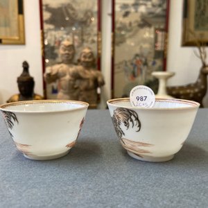 A pair of Chinese grisaille 'hen and rooster' cups and saucers, Yongzheng — photo 11