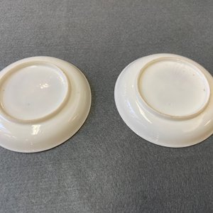 A pair of Chinese grisaille 'hen and rooster' cups and saucers, Yongzheng — photo 14