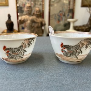 A pair of Chinese grisaille 'hen and rooster' cups and saucers, Yongzheng — photo 10