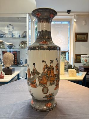 A pair of Chinese grisaille, iron-red and gilt-decorated 'Jin Ling Shi Er Chai 金陵十二釵' vases, Qianlong mark, 20th C. — 照片 1