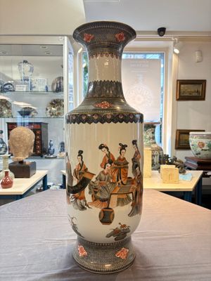 A pair of Chinese grisaille, iron-red and gilt-decorated 'Jin Ling Shi Er Chai 金陵十二釵' vases, Qianlong mark, 20th C. — 照片 13