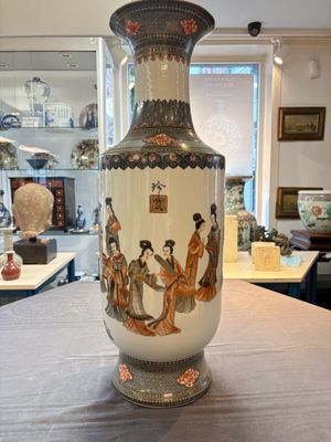 A pair of Chinese grisaille, iron-red and gilt-decorated 'Jin Ling Shi Er Chai 金陵十二釵' vases, Qianlong mark, 20th C. — 照片 14