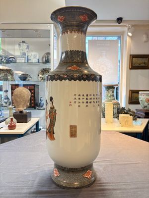 A pair of Chinese grisaille, iron-red and gilt-decorated 'Jin Ling Shi Er Chai 金陵十二釵' vases, Qianlong mark, 20th C. — 照片 15