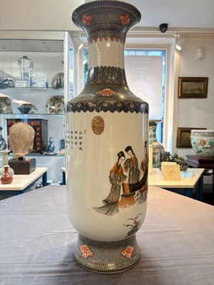 A pair of Chinese grisaille, iron-red and gilt-decorated 'Jin Ling Shi Er Chai 金陵十二釵' vases, Qianlong mark, 20th C. — 照片 16