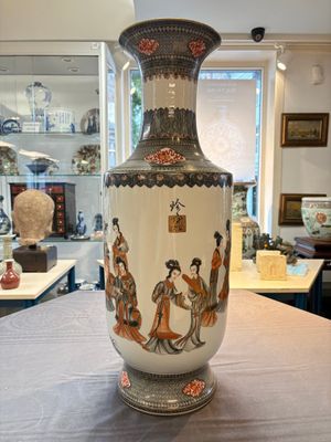 A pair of Chinese grisaille, iron-red and gilt-decorated 'Jin Ling Shi Er Chai 金陵十二釵' vases, Qianlong mark, 20th C. — 照片 2