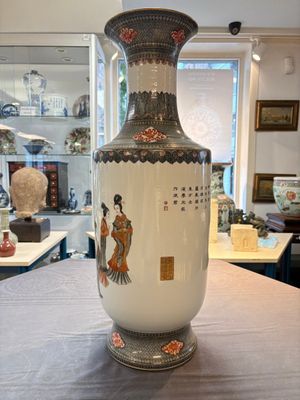 A pair of Chinese grisaille, iron-red and gilt-decorated 'Jin Ling Shi Er Chai 金陵十二釵' vases, Qianlong mark, 20th C. — 照片 3