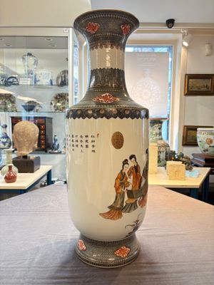 A pair of Chinese grisaille, iron-red and gilt-decorated 'Jin Ling Shi Er Chai 金陵十二釵' vases, Qianlong mark, 20th C. — 照片 4