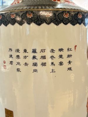 A pair of Chinese grisaille, iron-red and gilt-decorated 'Jin Ling Shi Er Chai 金陵十二釵' vases, Qianlong mark, 20th C. — 照片 6