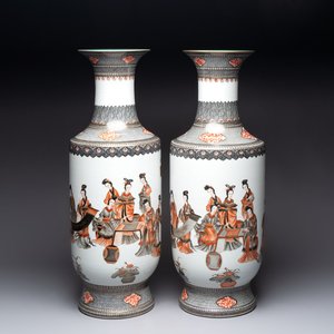 A pair of Chinese grisaille, iron-red and gilt-decorated 'Jin Ling Shi Er Chai 金陵十二釵' vases, Qianlong mark, 20th C. — 照片 1