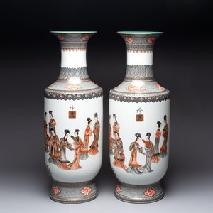 A pair of Chinese grisaille, iron-red and gilt-decorated 'Jin Ling Shi Er Chai 金陵十二釵' vases, Qianlong mark, 20th C. — 照片 2