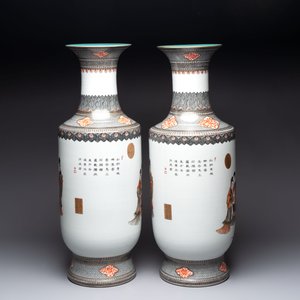A pair of Chinese grisaille, iron-red and gilt-decorated 'Jin Ling Shi Er Chai 金陵十二釵' vases, Qianlong mark, 20th C. — 照片 3