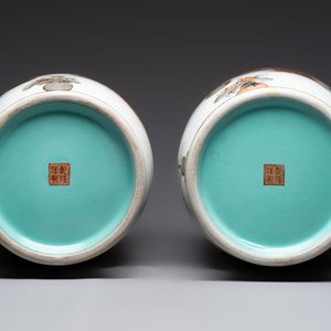 A pair of Chinese grisaille, iron-red and gilt-decorated 'Jin Ling Shi Er Chai 金陵十二釵' vases, Qianlong mark, 20th C. — 照片 6