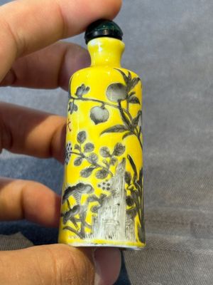 A pair of Chinese grisaille yellow-ground Dayazhai-style snuff bottles, Yong Qing Chang Chun 永慶長春 mark, 19th C. — foto 12