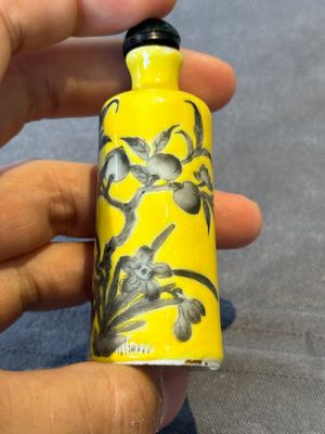A pair of Chinese grisaille yellow-ground Dayazhai-style snuff bottles, Yong Qing Chang Chun 永慶長春 mark, 19th C. — foto 13