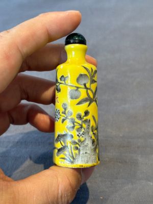 A pair of Chinese grisaille yellow-ground Dayazhai-style snuff bottles, Yong Qing Chang Chun 永慶長春 mark, 19th C. — foto 3