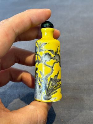 A pair of Chinese grisaille yellow-ground Dayazhai-style snuff bottles, Yong Qing Chang Chun 永慶長春 mark, 19th C. — foto 4