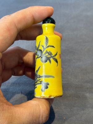 A pair of Chinese grisaille yellow-ground Dayazhai-style snuff bottles, Yong Qing Chang Chun 永慶長春 mark, 19th C. — foto 5