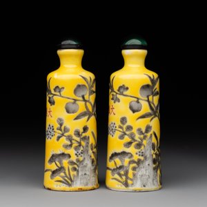 A pair of Chinese grisaille yellow-ground Dayazhai-style snuff bottles, Yong Qing Chang Chun 永慶長春 mark, 19th C. — foto 2
