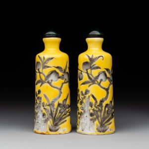 A pair of Chinese grisaille yellow-ground Dayazhai-style snuff bottles, Yong Qing Chang Chun 永慶長春 mark, 19th C. — foto 3