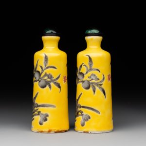 A pair of Chinese grisaille yellow-ground Dayazhai-style snuff bottles, Yong Qing Chang Chun 永慶長春 mark, 19th C. — foto 4