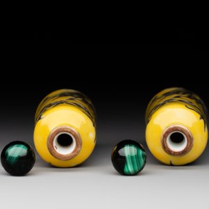 A pair of Chinese grisaille yellow-ground Dayazhai-style snuff bottles, Yong Qing Chang Chun 永慶長春 mark, 19th C. — foto 5