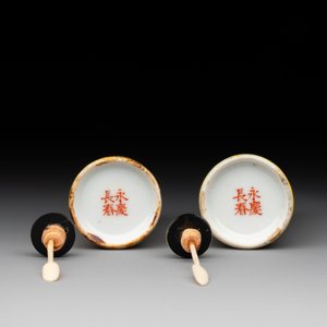A pair of Chinese grisaille yellow-ground Dayazhai-style snuff bottles, Yong Qing Chang Chun 永慶長春 mark, 19th C. — foto 6