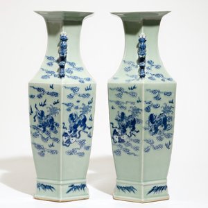 A pair of Chinese hexagonal blue and white on celadon ground vases with buddhist lions, 19th C. — photo 2
