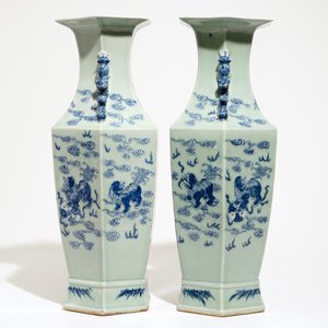 A pair of Chinese hexagonal blue and white on celadon ground vases with buddhist lions, 19th C. — photo 4